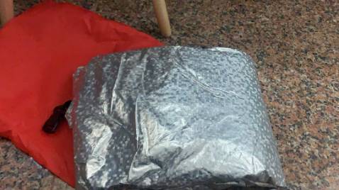 Hàng như mô tả, tráng nhôm màu bạc xịn xò, bạt không đàn hồi, đúng kích thước, phản quang nhiệt tốt, nên yên tâm để ngaoif trời, kể cả ban đêm cũng không lo.
Lỗ cán inox tôi thấy chắc chắn, mặc dù đang băn khoăn không biết có nên mua khóa nữa không để tròng nó vào bánh xe chống trộm, nhưng lại nghĩ có mỗi cái bạt mà nó cũng lấy trộm thì hơi kỳ!

Sản phẩm cầm dẻo dai, dùng mới được thời gian không biết bền ra sao, nhưng cảm nhận lúc đầu là khá ok rồi đó!