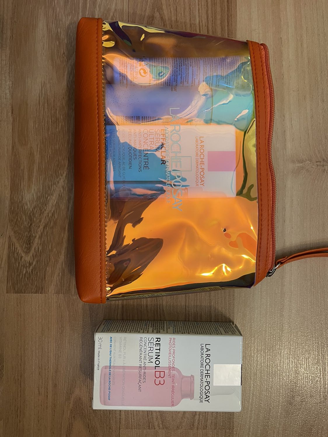 Mình xài LaRoche Posay nhiều rồi, luôn yên tâm và hài lòng. Xài hồi mặt mụn tới giờ xài lão hoá 😊 mới xài có 1 ngày thôi thấy mùi dễ chịu, ko rít mặt. Túi vừa để 4 món mình hay dùng. Cám ơn Laroche Posay và cám ơn Tiki giao hàng nhanh chóng mặt.