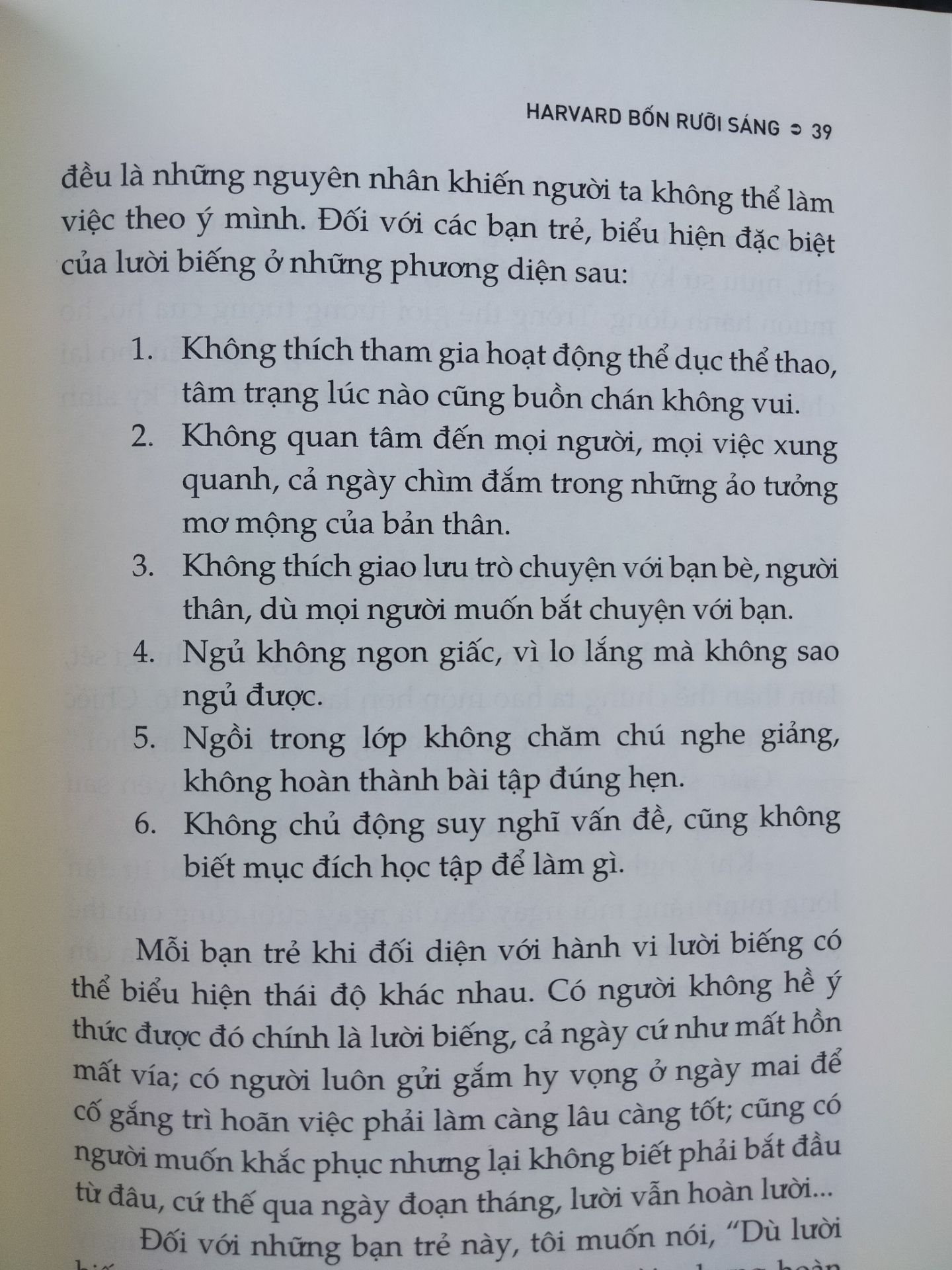 KHÔNG ĐÁNG MUA, NỘI DUNG KHÔNG HAY! 
Nhìn thấy mọi người đánh giá rv cao, mình đã hi vọng và trông đợi. Nhưng lúc đọc quyển này, mình đã thất vọng vô cùng. Nội dung chung chung như bao cuốn s-h khác, không có gì mới mẻ, nói toàn những điều dĩ nhiên: thất bại là do lười, muốn hết lười thì làm đừng lười nữa. Cách trình bày cũng khô khan không hấp dẫn như giới thiệu, có lẽ hợp với người mới đọc s-h hơn. Có vài bài trắc nghiệm tâm lý, đánh đố hay nhưng đa số là nó vớ vẩn với phiến diện. Mua rau đến cửa hàng thực phẩm là lười??? Vậy thì phải đi mấy thành phố để tới chợ phương xa mới chứng minh được mình chăm chỉ à? 
Cá nhân mình không thích quyển này, dày cộm nhưng đọc rất chán. 
Đánh giá 2 sao, 1 sao là chất lượng bề ngoài và công sức dịch của dịch giả, 1 sao là của anh shipper vui vẻ.