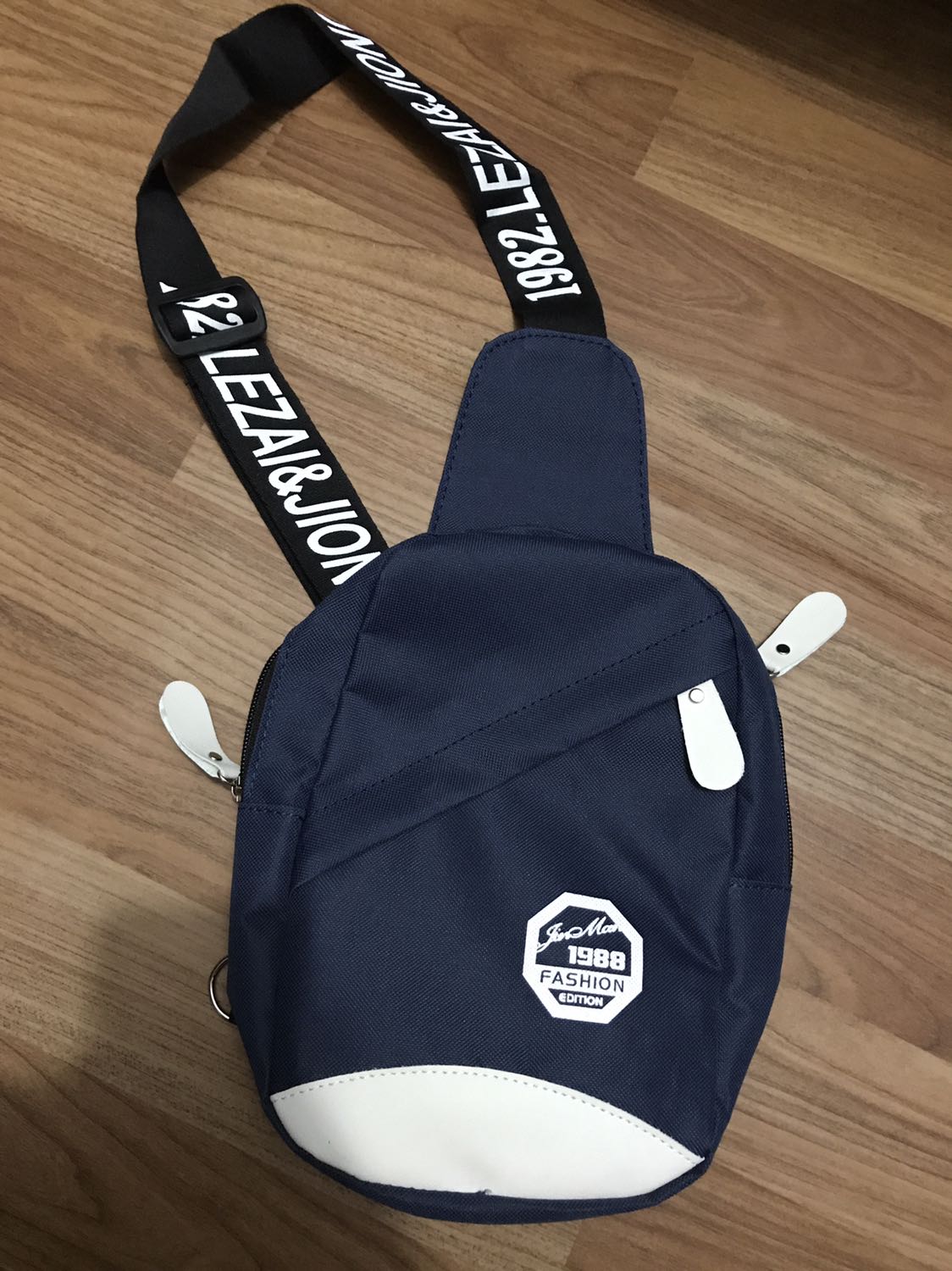 Mình mua sản phẩm với giá 39k, khá lả rẻ. Túi thích hợp để đựng một số đồ cá nhân lặt vặt như điện thoại, sổ tay,... có cả lổ cho tai nghe mà xui là mình dùng tai nghe chui lightning nên không bỏ vô được Mình mua sản phẩm với giá 39k, khá lả rẻ. Túi thích hợp để đựng một số đồ cá nhân lặt vặt như điện thoại, sổ tay,... có cả lổ cho tai nghe mà xui là mình dùng tai nghe chui lightning nên không bỏ vô được