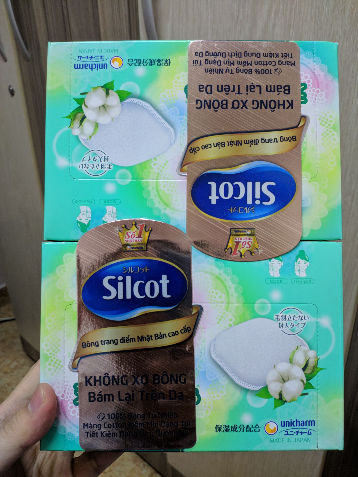 đợt khuyến mãi tặng kèm nên tranh thủ hốt. 
Ban đầu có mua silcot từ 1 nhà cung cấp khác thì hỡi ôi, giao tới thì tan nát vì họ chỉ bọc nilong. 
Còn Tiki lại khác, bỏ vào thùng hẳn hoi và chắc chắn nên khi giao tới sản phẩm còn nguyên vẹn và đủ số lượng tặng kèm. 
Còn bông silcot thì tốt lắm, dày, mịn, ko để lạo xơ bông sau khi dùng.