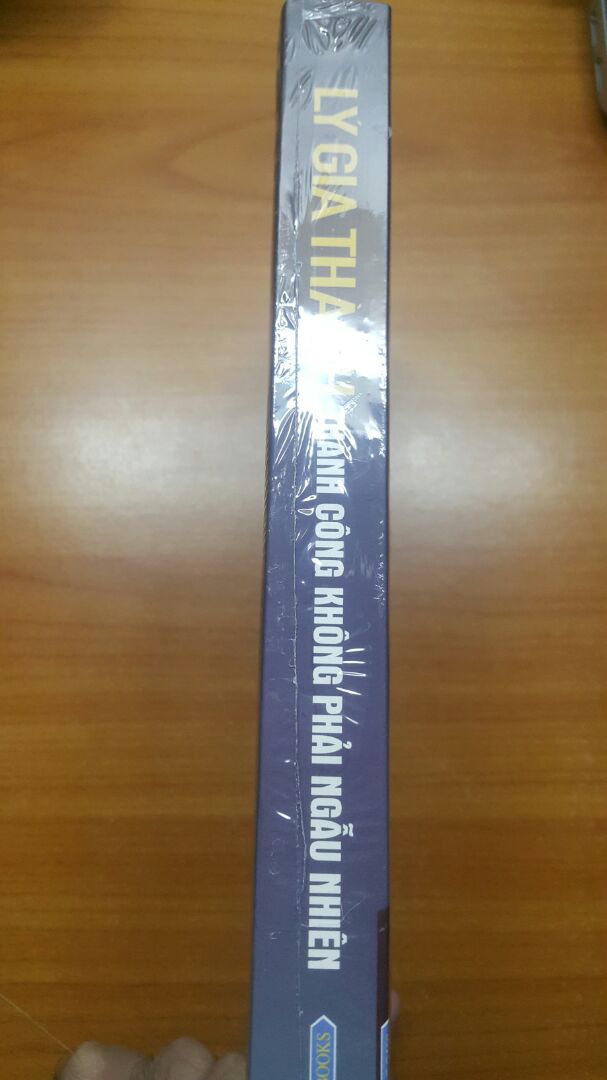 Thật sự cảm ơn Tiki. Mình mua trong đợt này được Tiki giảm 50% còn áp dụng mã freeship và giảm thêm 20% tổng đơn hàng cho hóa đơn trên 250.000 nữa. Thật sự là Tiki đã nỗ lực hết mình để mọi người được tiếp cận với sách bản quyền, sách thật và có công rất lớn mang tri thức đến độc giả: việc làm này có quả tốt rất lớn.
Mình hoàn thành đặt hàng 4g05 SA thì 15g45 cùng ngày Tiki đã giao đến nơi.
Mình xin phép Tiki chia sẻ thông tin bạn giao hàng giúp mình để mình gửi thêm bạn một chút tiền uống nước, trời mưa gió mà bạn vẫn hoàn thành đơn hàng nhưng lúc đó mình ra nhận không có chuẩn bị tiền, cảm ơn Tiki!
Quả thật về tốc độ xử lý đơn hàng thì Tiki đã làm rất tốt, hơn hẳn các  bên khác.
VỀ SÁCH: sách còn nguyên bao co, góc thẳng vuông vức. Cảm giác khi mình nhận sách rất được trân trọng và an tâm.
Về nội dung mình xin bình sau nếu Tiki cho review tiếp sau này.
Ông Lý Gia Thành là một trong những nhân vật mình hâm mộ từ lâu. Mình hy vọng sẽ đọc xong cuốn sách sớm để có được những đúc kết bản thân nhằm chia sẻ với mọi người.
Một lần nữa xin cảm ơn Tiki và các bạn nhân viên Tiki!