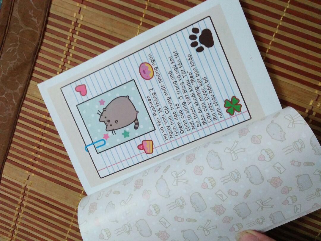 Ai mà thích "màu hường và ghét sự giả dối" thì cái này hợp đấy @@@ cute kinh khủng khiếp. Còn được tặng sticker nữa... cực kì đáng yêu luôn. Chất sách cực tốt. Thêm khoản anh shiper nhiệt tình đi giao hàng giữa hôm mưa ngập lụt ntn thì không còn gì bàn nữa đâu @@@