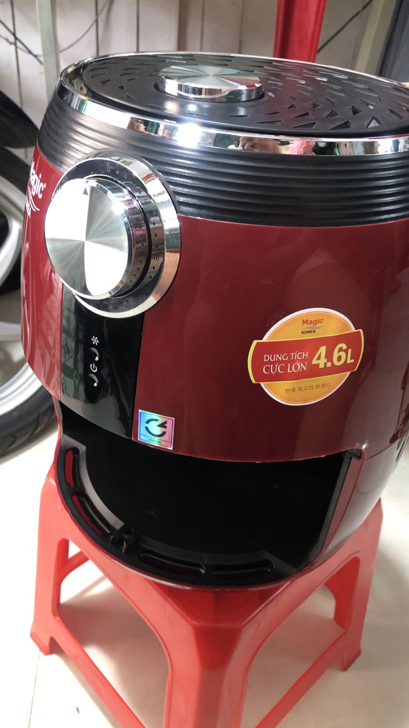 Mua lại lần thứ hai sau ba năm. Nồi lần này khó kéo lồng chiên ra ngoài, còn dư phần nhựa phải dùng giấy nhám nhuyễn chà mặt nhựa mới kéo ra vào dễ dàng. Gia công kém sắc sảo. Nồi nhẹ hơn lúc trước, miếng lưới lót cũng mỏng hơn.