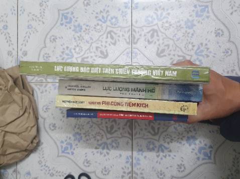 Sách bọc cẩn thận. Tiki giao nhanh. Mua cho ông ở nhà đọc nên k bít hay k nhưng sách về lịch sử chiến tranh nên mua nhé