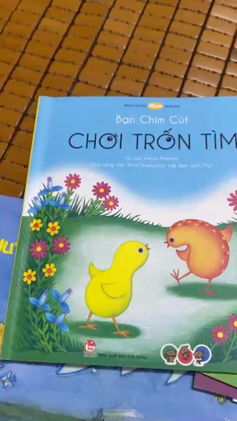 tinh mắt phết nhé các mẹ, con thích tìm hai bạn trong sách lắm, mực in sắc nét sống động