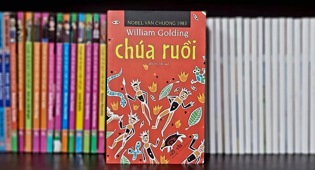 "Nếu Chúa ruồi chỉ đơn thuần là một tác phẩm văn học thiếu nhi, ắt hẳn nó sẽ vô cùng rạo rục và tuơi sáng, nhưng tác giả của nó là Golding, nguời đã trải qua đủ ác mộng để hiểu rằng, nơi nào con nguời không kiềm chế đuợc cái ác bản năng thì dẫu chỉ là trò chơi của trẻ nít, vuờn địa đàng sớm muộn cũng thành địa ngục." The Times