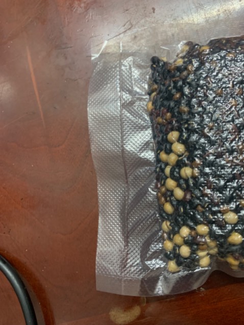 Giao hàng nhanh, đóng gói kỹ. Dễ sử dụng, lực hút tạm ổn cho mục đích sử dụng gia đình. Đường hàn miệng túi hơi mỏng, không có doubleseal.