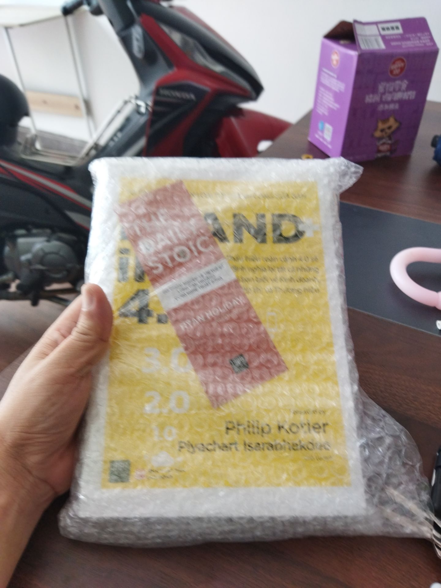 Nhân viên giao hàng thân thiện. Sách ổn. Nhưng, chưa có bao bìa kính bảo vệ sách. !