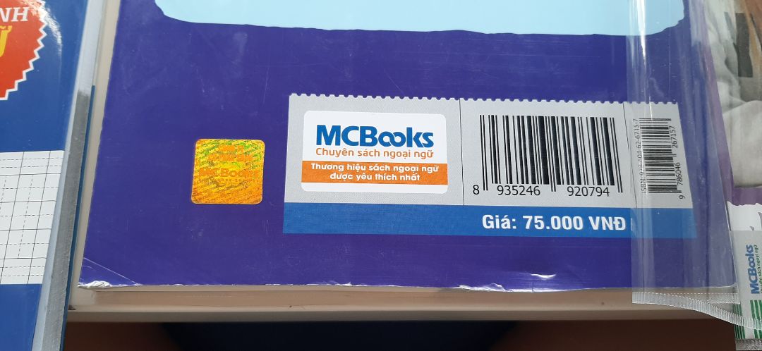 có vẻ sách để trong kho lâu quá nên phần sau có hới sứt mẻ, còn hơi lệch mấy trang.
