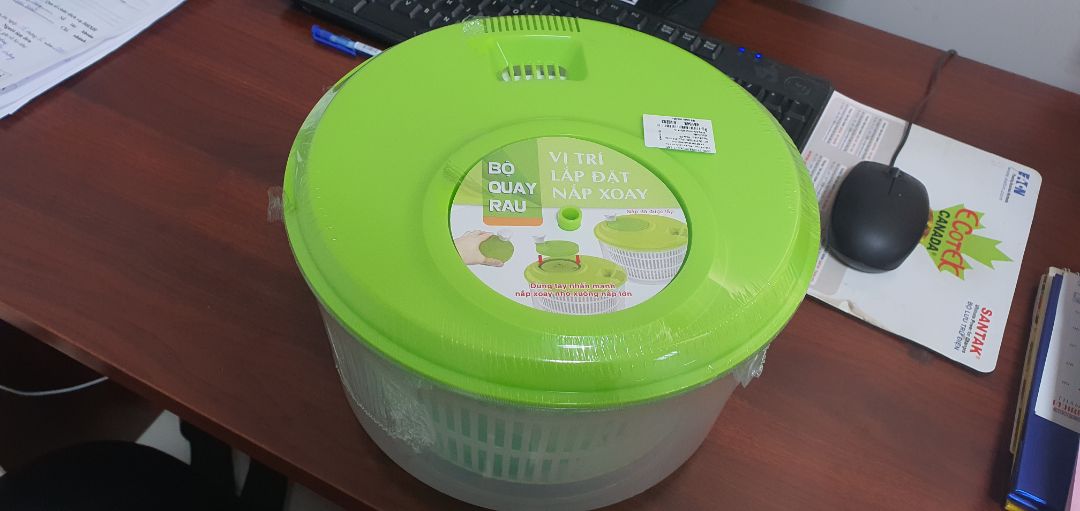 Rổ lớn, quay rau ráo mà ko bị dập rau. Mình đã mua 1 cái cho mẹ mình xài, bà rất thích. Mình mới mua thêm 4 cái nữa cho các bạn đồng nghiệp. Nếu có size to hơn 1 chút nữa thì tiện hơn vì có nhiều lúc nhà đông người ăn nhiều rau mà size này quay 1 lần ko hết, phải chia ra nhiều lần Rổ lớn, quay rau ráo mà ko bị dập rau. Mình đã mua 1 cái cho mẹ mình xài, bà rất thích. Mình mới mua thêm 4 cái nữa cho các bạn đồng nghiệp. Nếu có size to hơn 1 chút nữa thì tiện hơn vì có nhiều lúc nhà đông người ăn nhiều rau mà size này quay 1 lần ko hết, phải chia ra nhiều lần
