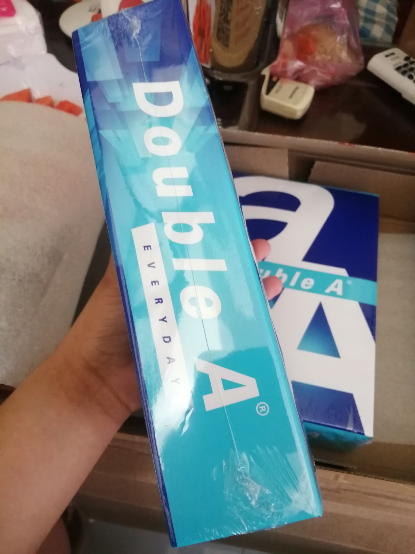 Giấy tốt, giá cũng rất phù hợp Nhà sách đóng gói tạm ổn, điều khiến tôi thất vọng là nhà sách chưa gửi hàng mà app Tiki đã hiển thị là "đang vận chuyển", làm tôi hóng 3-4 ngày tới tận ngày giao dự kiến nhưng chẳng thấy đâu, hỏi ra thì mới biết hôm ấy nhà sách mới bắt đầu gửi hàng, thế là tôi phải đợi thêm 3-4 ngày nữa. Tôi vừa thất vọng vì nhà sách làm việc trễ nãi nhưng cũng rất thất vọng về cách Tiki hiển thị cho khách hàng về trạng thái của đơn hàng. Mỗi một người khách đặt hàng đều rất trông chờ đơn hàng của mình nên Tiki hãy hiển thị rõ ràng và đúng trạng thái đơn hàng để khách khác không thất vọng như tôi.