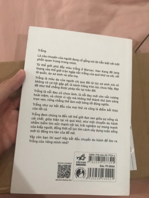 Sách đẹp lắm. Giấy rất dày và mực chữ in đậm. Đúng là sách Nhã Nam in luôn đẹp. Giao hàng nhanh