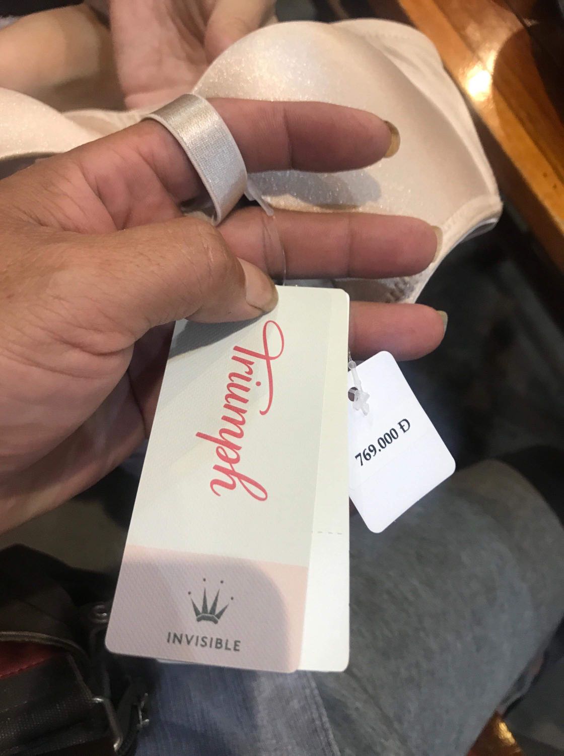 Mình đang chờ cách giải quyết khiếu nại về chất lượng hàng có phải chính hãng không từ phía Tiki. Đơn vị vận chuyển đã tới nhận hàng hôm 3/10 nhưng không đưa phiếu xác nhận đã nhận hàng hoàn trả gì cả mặc dù mẹ mình đã hỏi. Hình 1 là tag áo đặt từ Tiki, hình 2 là tag áo chụp ở store Triumph => có sự khác biệt nhiều.
***