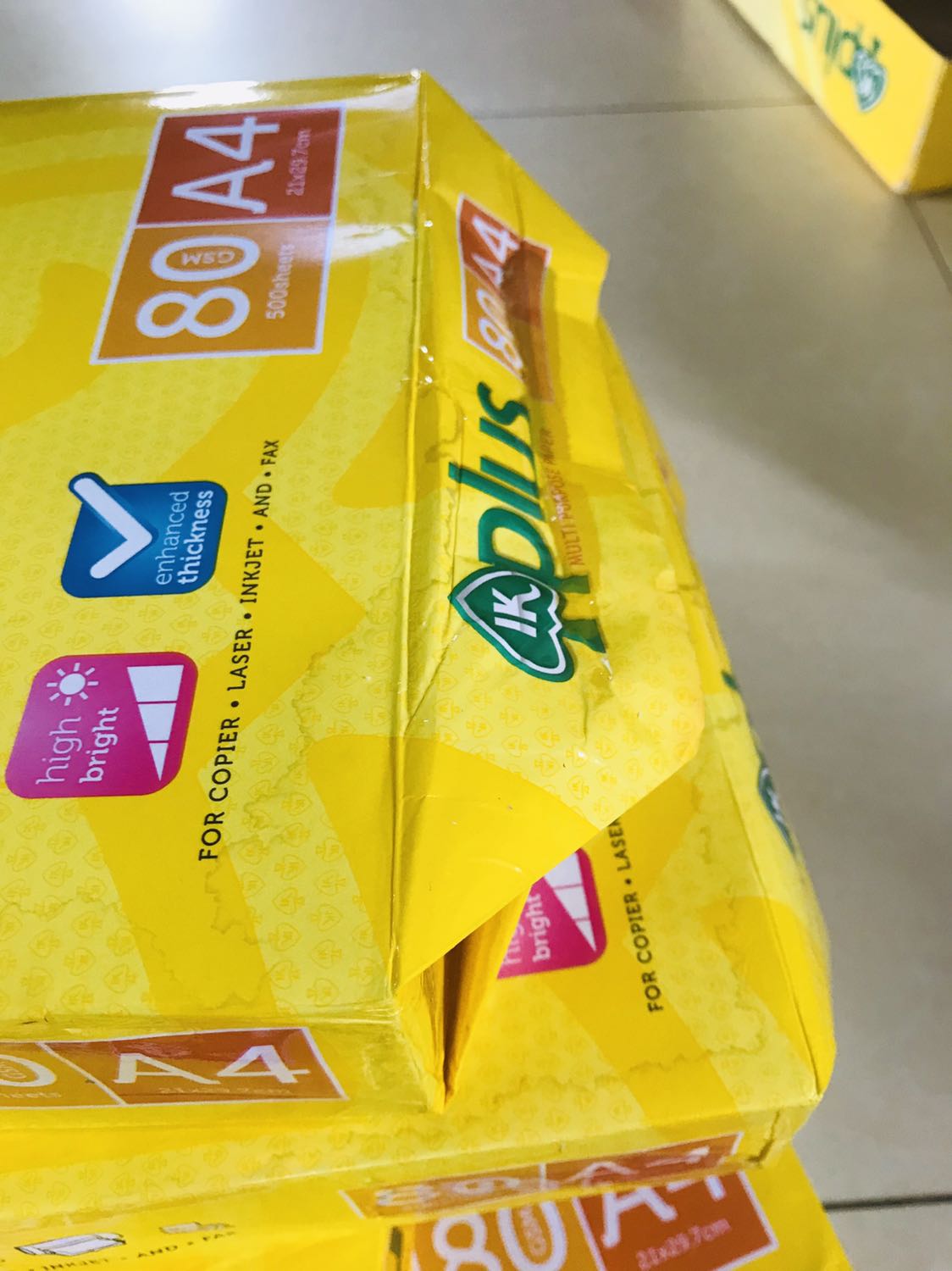 Lần đầu tiên mua hàng của tiki mà mình phải đánh giá dưới 5 sao. Thùng giấy bị ướt đúng phần các tệp giấy bị mở ra xem bên trong (mở từ trước như trên ảnh) nên giấy bên trong bị quăn và ố vàng. Đợi hàng hơi lâu. Shipper thân thiện như mọi khi và có nhắc mình đổi hàng nếu bên trong bị ảnh hưởng, nhưng mình hiện đang cần gấp nên quyết định không đổi. Mong shop và bên kho vận chuyển bọc hàng kĩ lưỡng hơn và cẩn thận hơn ạ