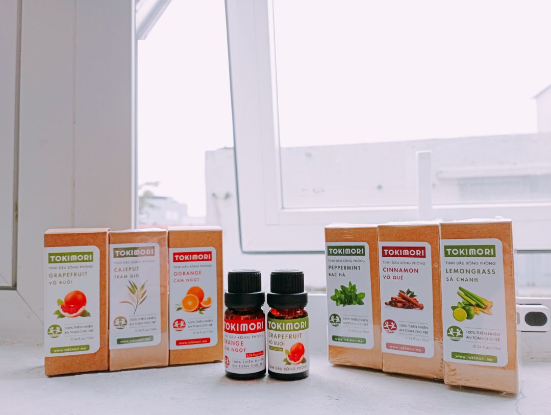 Lần đầu mình dùng tinh dầu mùi tràm gió, gần giống như mùi dầu tràm của trẻ em. Cá nhân mình không thích mùi này lắm, nhưng thử mix chung theo HDSD trong tờ giấy kèm theo thì lại ổn. Mình hay dùng với đèn xông tinh dầu mở cả đêm để ngủ, rất thư giãn và dễ chịu, ngủ ngon trong mùa hơi lạnh lạnh này