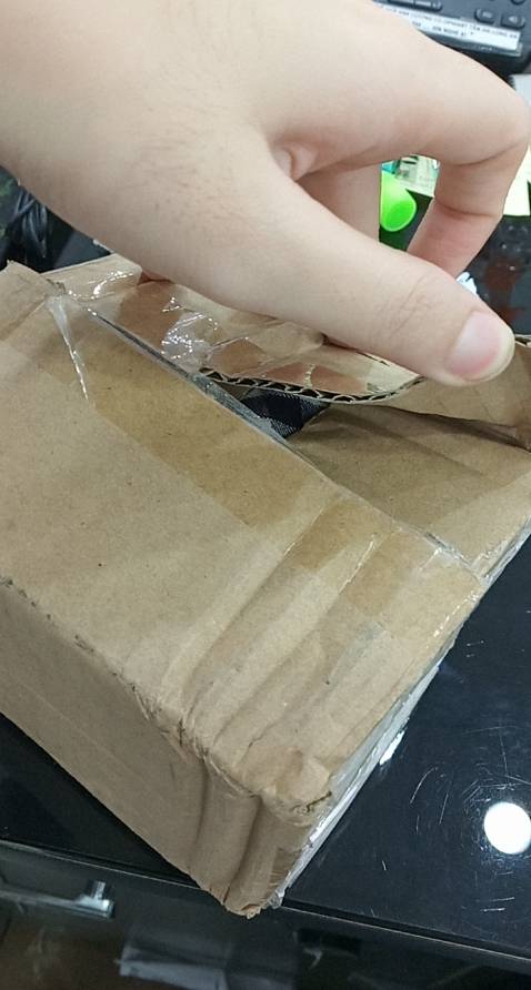 Đặt bộ chuyển. Nhưng giao hàng lại giao cái quần. Mình khá thất vọng. từ trước tới giờ đã mua rất nhiều, nhưng chưa gặp tình trạng này bao giờ.