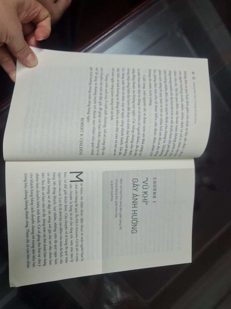 Mới chỉ đọc đc chương đầu, cách dẫn dắt như 1 cậu chuyện nhân vật tự kể, gần gũi và ko văn hoa, trừu tượng.