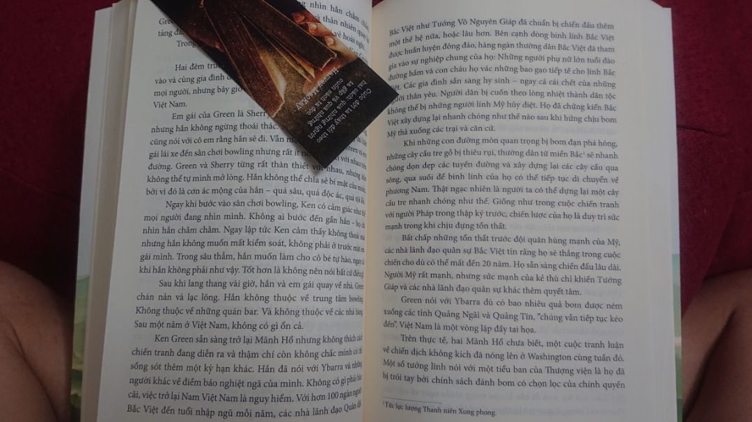 Tình cờ đọc cuốn sách này vào đúng dịp 27.07. Nửa đầu quyển sách tập trung chủ yếu vào 2 nhân vật là lực lượng mãnh hổ và những người nông dân Quảng Ngãi. Những con hổ đã tàn sát những người nông dân không *** 1 cách tàn bạo. Đốt sạch, giết sạch từ làng này, qua làng khác. Mình cứ nghĩ đến hồi bé khi mang ca nước dội vào tổ kiến. Tổ bị phá hủy, rồi các con kiến còn sống lại tiếp tục xây tổ. Họ những người nông dân trốn thoát sau khi cả làng bị thảm sát,  lại quay về với cánh đồng, nơi hàng nghìn năm nay tổ tiên họ đã gắn bó. Còn 1 tuyến nhân vật trong chuyện ít được nhắc đến, nhưng lại là đối tượng săn tìm của mãnh hổ. Họ luôn luôn không có mặt khi các làng bị tàn sát. Họ chỉ có mặt khi lấy lương thực của những người nông dân. Người nông dân bao đời vẫn vậy, họ gắn bó với mảnh đất quê hương, dù chết vẫn quyết bám đất. Họ luôn luôn là tấm khiên chịu mất mát đầu tiên và chẳng bao giờ được ghi công.