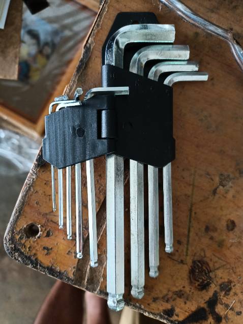 Cố gắng nhìn cũng dc hàng rẻ tiền mà chất liệu non dùng it cũng dc gia công nhìn thô với giá đó thì chấp nhận được