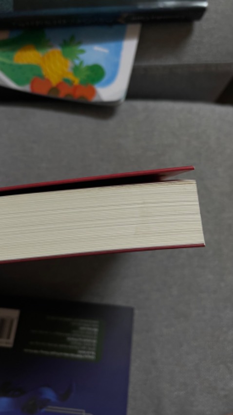 Sách bụi và bẩn hết cạnh giấy, nhìn là biết sách trưng bày để ngoài lâu ý 😭 mình lấy giấy ướt lau thì chỉ mờ đi được ít, chứ nhìn ngoài trông như sách cũ 😭. Ở tập trước thì đầu các chương có hình ảnh bàn tay đặt quân cờ mà sang tập này k thấy có, ảnh so sánh với sách mình mua trực tiếp
