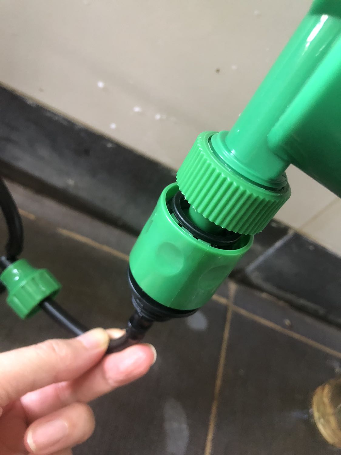 Shop đùa người mua à? Bao nhiêu người đánh 1 sao rồi mà Tiki ko kiểm soát chất lượng nhỉ? Ống nước không khớp bắn tung toé