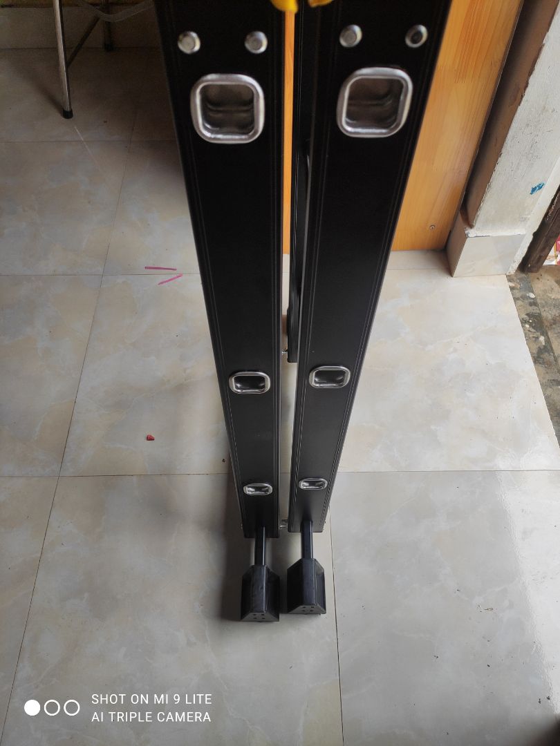 Vừa nhận hàng chiều nay, giao hàng nhanh và đóng gói chắc chắn. Hàng giao đúng loại, gia công các mối dập tốt. 
Tuy nhiên khi mở ra thử thì thang bị bập bênh, 4 chân không đều nhau. Có thể sản phẩm bị lỗi, không được kiểm tra lại trước khi giao. Mình làm kỹ thuật nên thường xuyên xử dụng, cần sự an tâm khi lên cao.
Hy vọng shop sớm liên hệ để xử lý. Cảm ơn!