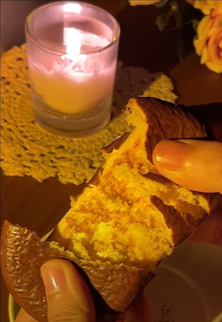 Xin chào các bạn, hôm nay mình sẽ giới thiệu các bạn về một món ăn tuổi thơ.
Đầu tiên là hành trình để mua được em nó, vài tháng trước mình có tham gia vài chiếc game nho nhỏ của Tiki và rất may mắn mình đã có tên trong danh sách đó, tích gần hai tháng thì cuối cùng cũng đủ mình mua hộp bánh yêu thích.
Và hộp bánh Chocopie nguyên bản là sản phẩm đầu tiên mình mua trên Tiki. Nghe tên quá quen phải không nè, nghe cái tên dù có nhắc một ngàn lần rồi nhưng cứ nhắc là them.
 
Đánh giá chất lượng sản phẩm :

Tiki gói hàng rất cẩn thận, chu đáo, cả trên lẫn dưới đều cho một dải giấy chống sốc để tránh sản phẩm bị móp. Mình mua giá này đắt hơn ngoài tiệm nhưng mua từ 199k là có mã giảm giá 30k nha, chia ra thì còn rẻ hơn.

Hộp mới nguyên, màu sắc hình hiệu không có gì mới nhưng chẳng hiểu sao cứ nhìn là mình them nhỏ rãi. Mấy nhóc tì nhà mình giục bóc suốt nhưng phải thắp hương đã. Mình cũng hóng lắm.

Sau khi thắp hương, bóc bánh ra thì 12 cái hộp nhỏ và 20 cái hộp lớn hiện lên trông thật đẹp mắt. 

 

Thông tin sản phẩm:

·         Loại bánh Bánh choco-pie

·         Số lượng 12 cái x 33g

·         Khối lượng tổng 396g

·         Năng lượng Khoảng 140kcal/1 cái

·         Thành phần Bột mì, đường, glucose syrup, shortening thực vật, chất béo thực vật không hydro hoá, isomalto oligo syrup, bột cacao, sữa bột nguyên kem, trứng, chất tạo xốp, đường dextrose, gelatin, muối i-ốt,...

·         Bảo quản Bảo quản nơi khô ráo và thoáng mát, tránh ánh nắng trực tiếp

·         Thương hiệu Choco-pie (Hàn Quốc)

·         Nơi sản xuất Việt Nam

 

Đánh giá về chất lượng dịch vụ:

Giao hàng phải nói là siêu nhanh vừa đặt chiều hôm trước chiều hôm sau có ngay liền đó là dành cho ai giao thường giống mình nếu muốn giao nhanh trong 2h mng hãy mua gói TikiNow ngay và luôn.

Điều mình thích ở shop là shop gói hàng rất chắc chắn, hộp đựng được bọc lớp để chống va đập nữa khá là kỹ càng +1đ dễ thương cho shop. Anh shipper lại cực kỳ dễ thương.

 

 

Trải nghiệm sản phẩm:

Nhắc tới bánh chocopie, chắc hẳn nhiều người sẽ nghĩ ngay tới Orion – một trong những tập đoàn kinh doanh đồ ăn nhẹ đến hàng đầu “xử sở Kim Chi” – Hàn Quốc. Trong nhiều năm liền, Orion vẫn nằm trong top 15/ 100 doanh nghiệp kinh doanh bánh kẹo hàng đầu thế giới do một tờ tạp chí công nghiệp bánh kẹo tại Hoa Kỳ bình chọn.

Vào năm 1974, Orion đã ra mắt bánh Chocopie như một sản phẩm chủ lực. Sau khi nghiên cứu thị trường, loại bánh phủ đầy socola bên ngoài với lớp nhân marshmallow dẻo xốp bên trong đã ra đời và ngay lập tức gây nên cơn sốt tại thời điểm đó. Cho tới nay, công ty Orion vẫn đang không ngừng thử nghiệm và cho ra mắt thêm nhiều loại bánh chocopie mới lạ để đáp ứng nhu cầu, theo kịp xu thế của khách hàng.