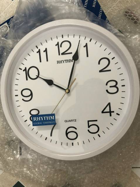 Có tem ghi ngày tháng bảo hành, có vẻ như hàng chính hàng. Tuy nhiên, shop trên Tiki trưng bày chỉ có 1 cái mẫu đồng hồ treo tường. Phải vào trang web của shop thì mới thấy được nhiều mẫu mã đồng hồ http://dongviet.vn/san-pham/dong-ho/page/8/?orderby=price