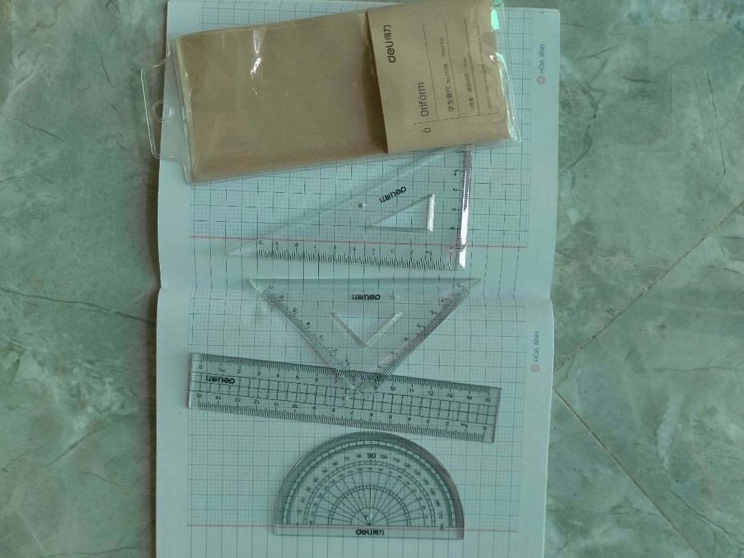 Bộ dụng cụ đầy đủ 4 món siêu đẹp luôn nha, còn được thêm 1 vỏ ngoài đựng có nút gài nhìn đẹp và chắc chắn lắm ạ, 1 cây eke vuông và 1 cây dài hơn, thước thẳng 15cm là vừa bỏ vào hộp viết đem đi học luôn. Minh thấy mua 1 bộ nhiều món thế này sẽ tiết kiệm hơn là mua từng món 1 ấy, nên nếu bạn nào có nhu cầu thì nên sắm ngay 1 bộ này đi nhá, cảm ơn mọi người