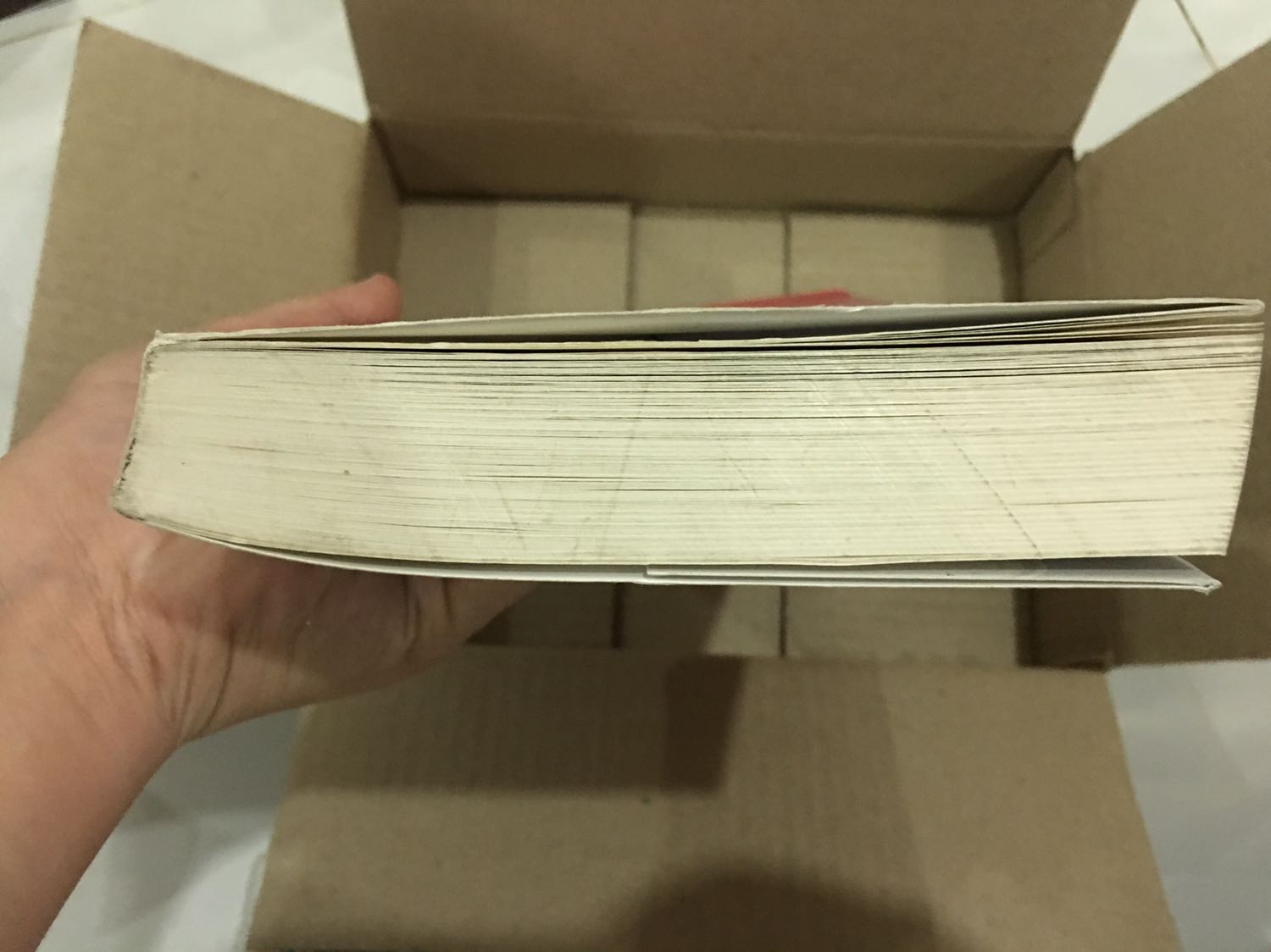 Tiki giao hàng ngày càng ẩu tả, người mua/người đọc lựa chọn tiki là vì sự tín nhiệm, vậy mà giao hàng thế này đây, đến cả miếng xốp chống xốc cũng chả có, sách lại bẩn, góc sách cũng cong vòng, bong tróc, dù quyển sách nguyên vẹn, quẳn đại vào thùng rồi giao đến tay người dùng thì cũng đủ hỏng rồi :)))) mà nói thật cũng chả phải mỗi quyển này hay mỗi lần này :))) sau gần 4 năm sử dụng tiki, ngày càng nhận rõ, tiki gần như chỉ còn vẻ ngoài chất lượng kém xưa nhiều rồi