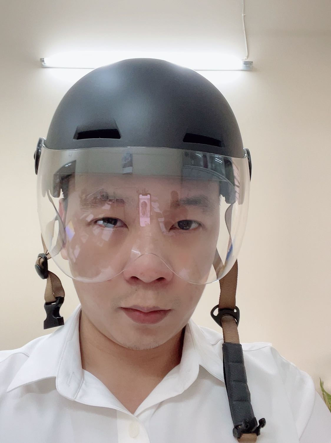 Đặt mua màu xám. Mà giao hàng mũ màu đen!!! Rồi khi chụp hình lại lên màu xám!!! Màu ko giống hình nhưng cũng ổn. Nới rộng hết cỡ vẫn hơi chật tí. Hàng quốc tế giao hơi lâu.