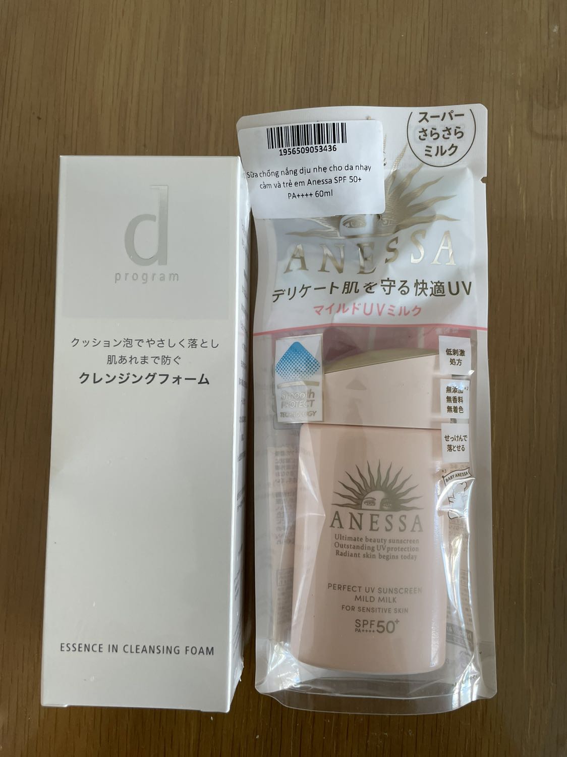 Hàng được đóng gói cẩn thận. Mỗi loại đều có code để kiểm tra hàng thật/giả trên bao bì. 
Kem chống nắng Mild Milk mình đã sử dụng hết 1 chai rồi và thấy rất hài lòng. Lần này mua được tặng thêm chai sữa rửa mặt nữa và giá rất tốt. 
Nên dùng kem/dầu tẩy trang cuối ngày để làm sạch lớp kem chống nắng.