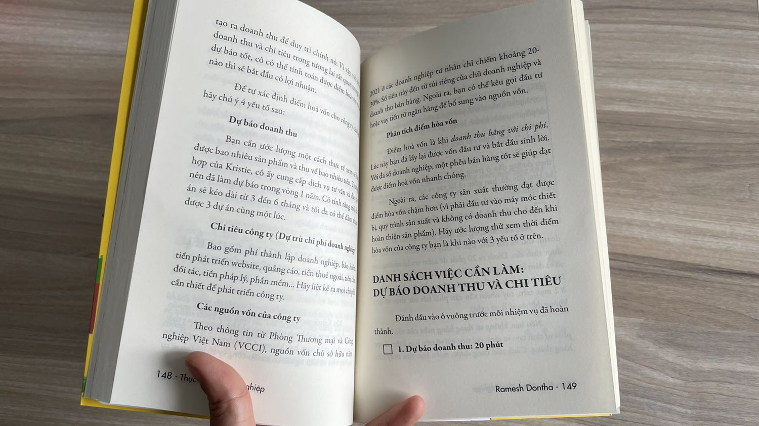 Chất lượng tốt. Sách dày dặn, bọc màng co kỹ nên sạch sẽ, bìa dễ thương, màu vàng cho nhiều năng lượng tươi, tích cực. Điểm đặc biệt là cho dù đây là sách dịch nhưng dịch giả có bổ sung phần hướng dẫn đăng ký kinh doanh ở Việt Nam, hướng dẫn về phương pháp tính thuế đơn giản cho người mới bắt đầu kinh doanh. Đây là 2 nỗi lo lắng và cũng là trở ngại cho người muốn tự khởi nghiệp kinh doanh. Nội dung sách phù hợp cho người muốn bắt đầu khởi nghiệp, lộ trình rõ ràng từng bước, dễ làm và dễ tự kiểm tra. Có thể kết bạn với dịch giả Trần Thanh Phong để được chia sẻ thêm về kinh nghiệm kinh doanh, đây là điều đặc biệt nhất của tác giả, dịch giả này mà hiếm có ai làm được. Cảm ơn anh rất nhiều.