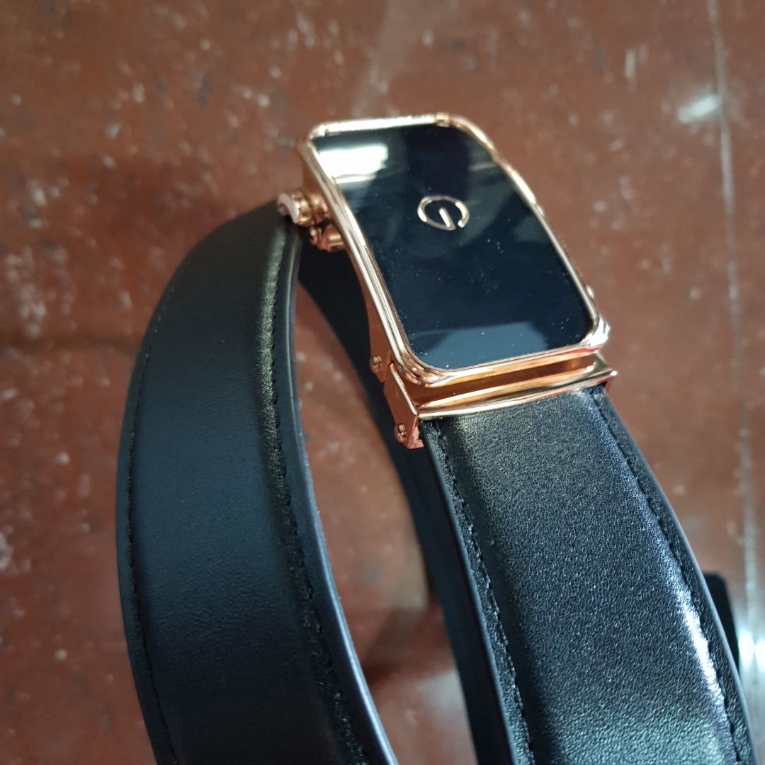 mặt dây đẹp, khá sang nhưng hơi nhỏ 1 xíu, dây mềm, phần da căng nhưng cầm thấy hơi nhẹ so với dây da bò mình đang đeo, chắc do đx xử lý phần trong nên nhẹ hơn. bền k thì chưa biết dc nhưng shop có bh 12th thì mình nghĩ ok. chỉ có điều dạo này tiki giao hàng quá là chậm luôn.