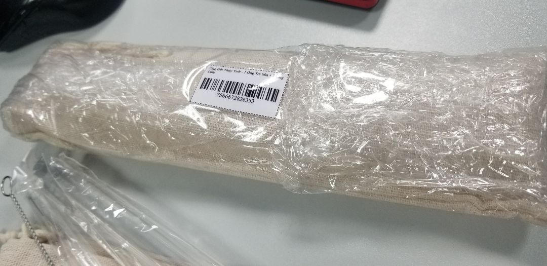 Ống thủy tinh chắc chắn. Tui mua về chỉ dùng ống nhỏ là chính. Ống lớn dùng uống trà sữa tui cho đi vì tui không uống trà sữa.
Túi đựng ống hơi thô không được mềm mài. Hình ảnh sản phẩm như mô tả.