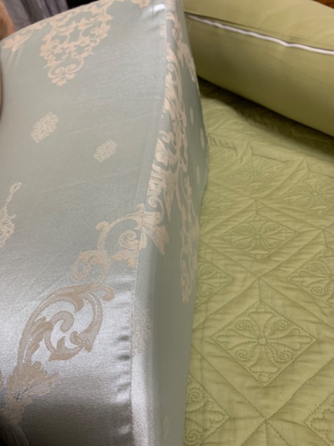 Vỏ gối lụa nên cứ bị trượt 😭😭