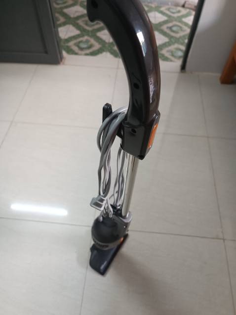 Máy hút rất khoẻ. Tiện dụng, đi kèm với 3 đầu hút sử dụng được vào nhiều mục đích khác nhau. Dây khoảng 3m5. Khá ồn và nóng máy, chỉ tiếc là đặt màu xanh mà shop lại giao màu đen