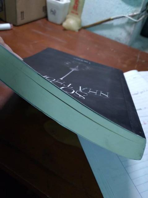 Đây là lần đầu tiên mà mình mua truyện gặp tình trạng như vầy... cầm quyển sách mới trên tay mà đau lòng. Quyển sách như kiểu để bị để trong góc nhiều vết trầy xước, góc trên sách còn có nhiều vệt đen bụi bẩn. Mong tiki cải thiện lựa chọn sách kĩ càng trước khi giao cho khách. Sách mới mà buồn thật sự.