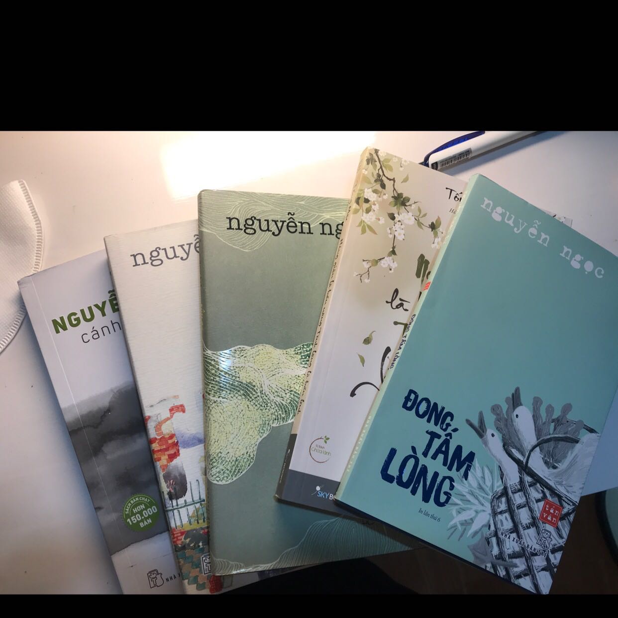 Hầu hết sách của mình đều mua của Tiki Trading, vì shop có rất nhiều đầu sách, giá cả cũng phải chăng
Tuy nhiên, mình chưa hài lòng lắm với cách đóng gói sản phẩm của shop, gáy và viền sách hầu như đều bị gãy và nhăn
Hy vọng trong tương lai gần Tiki Trading sẽ cải thiện quy trình đóng gói sản phẩm, giúp bảo quản sách đẹp hơn