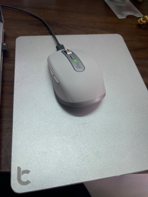 Dễ di chuyển chuột. Miếng lót chuột nhôm nên mát, dùng thời gian giữ kỹ vì hơi dễ xước