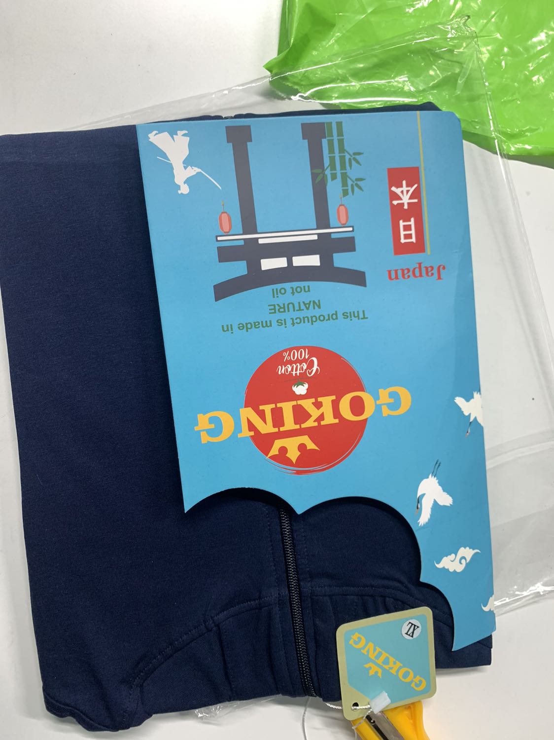 Áo đẹp từ trong ra ngoài, từ vải  đến phụ liệu và đường may. Ủi ép phẳng lỳ tươm tất hàng ở shop. Uy tín, đáng mua nha quý khách