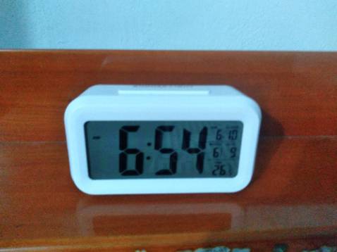 Đông hồ hiển thị rõ ràng, chỉ có hướng nhìn từ góc dưới lên sẽ không thấy rõ, cách chỉnh cũng nhanh, nhạc chuông vừa đủ cho buổi sáng, đo được nhiệt độ, có cảm biến ánh sánh nền. 
đồng hồ khi không khuyến mãi mua 76k, mà khuyến mãi giá tới 121k. vụ này tiki hơi ảo. Đông hồ hiển thị rõ ràng, chỉ có hướng nhìn từ góc dưới lên sẽ không thấy rõ, cách chỉnh cũng nhanh, nhạc chuông vừa đủ cho buổi sáng, đo được nhiệt độ, có cảm biến ánh sánh nền. 
đồng hồ khi không khuyến mãi mua 76k, mà khuyến mãi giá tới 121k. vụ này tiki hơi ảo.