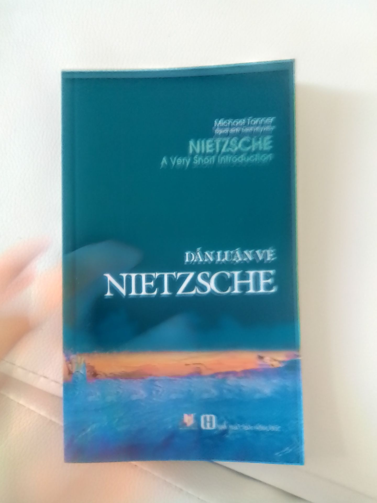 Hình thức ok sách mới , nội dung thì cá nhân đánh giá đây là quyển không thích hợp cho người mới bắt đầu tìm hiểu về Nietzsche vì nó khá đi sâu vào những chi tiết riêng biệt trong hành trình rao giảng triết lý của ông.