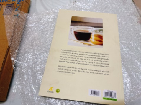 Đóng gói kỹ càng nhưng bìa sách có vài chỗ bẩn, giấy hơi mỏng so với mình kỳ vọng!