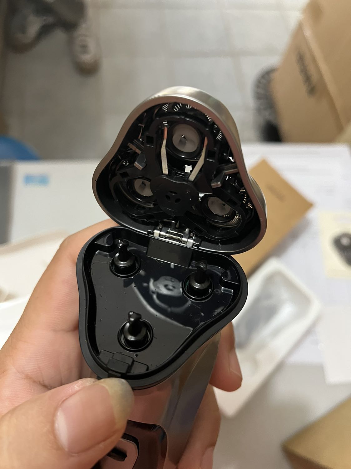 Chất lượng ok, cạo rất sạch, êm ái, còn có thêm tăng đơ cạo râu dài rất tiện, nên dùng
Giao hàng nhanh