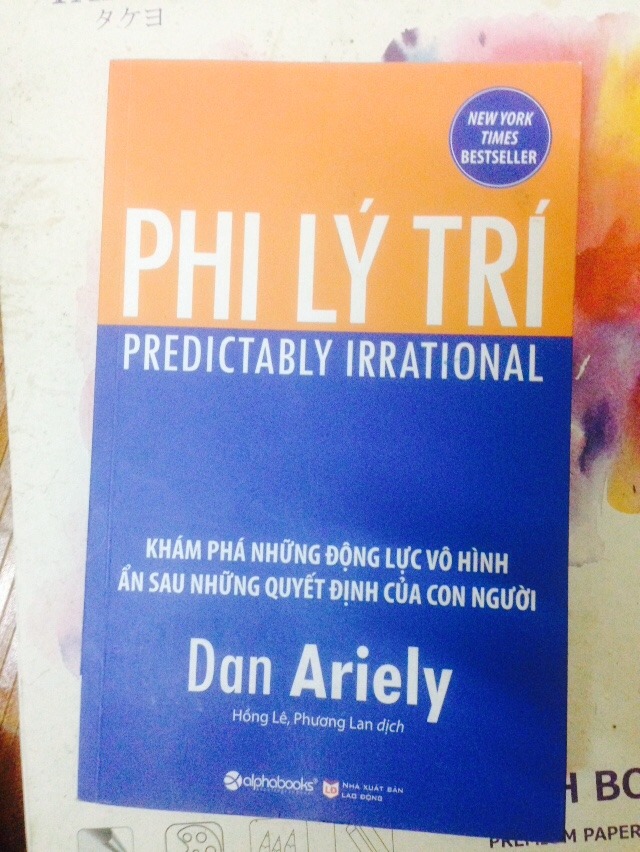 Với những ai thích mảng sách tâm lý học mà nói thì cuốn sách này thực sự đáng đọc, qua cuốn sách phần nào khám phá được sự "ngớ ngẩn" trong các tình huống mà khi "lý trí" nhìn lại thì nó thực sự "phi lý trí. 
Sách hay, in ấn đẹp, mình mua gần 2 năm rồi mà vẫn như mới =))