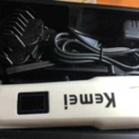 Máy cầm rất chắc tay, mình có bật lên rất êm nói chung ok. Cắt thử cho con liền luôn lưỡi cắt rất bén.Từ khâu đặt hàng đến giao hàng rất nhanh chóng. Mình đọc trong tờ hướng dẫn là nên sạc cho lần sd đầu tiên từ 3-5 tiếng r hãy xài nha. Nên mua nhé mn