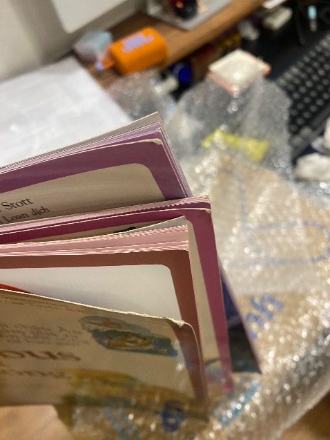 Vẫn gửi sách cũ cho khách mà k kiểm tra