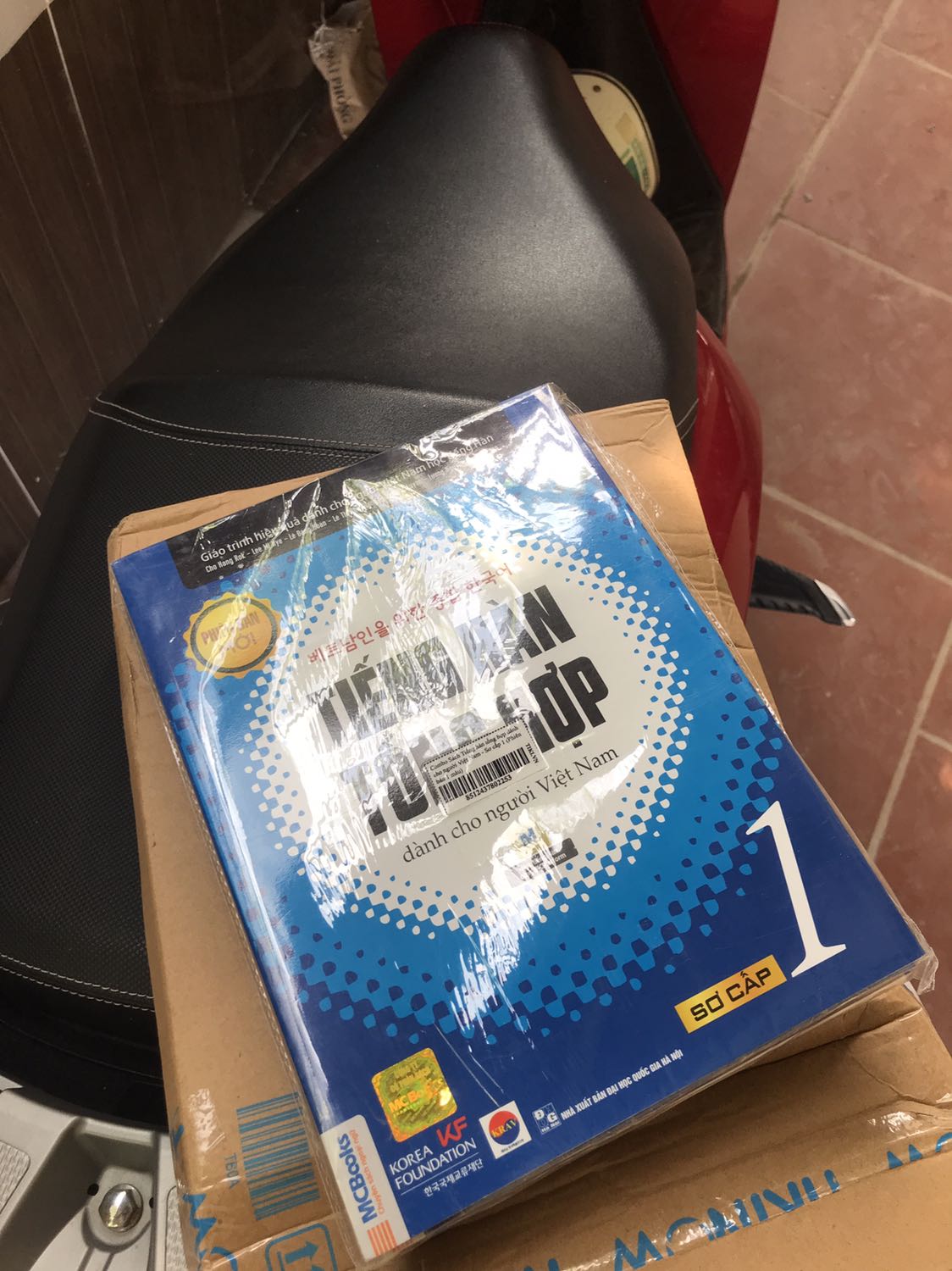 Giao hàng rất nhanh,đóng gói thì ok,lần nào mua cũng thế,chất lượng rất hài lòng, riêng bán sách thì tiki trùm ở Việt Nam,các bạn yên tâm mua nhé. Giá như các sàn thương mại điện tử khác nhe Shopee,Lazada.. mà làm ăn như Tiki thì tốt biết mấy .🥵🥵🥵